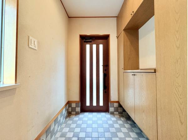 広々とした収納を備えた、使い勝手の良い玄関です