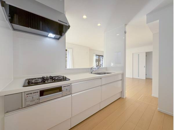 ホワイトを基調とした清潔感あふれるカウンターキッチン