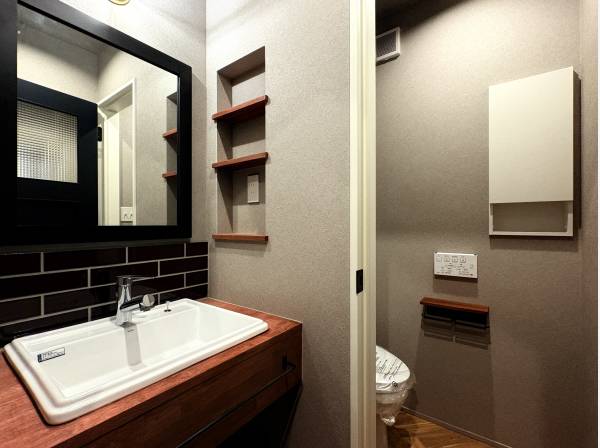 素材で魅せる、落ち着いた水まわり