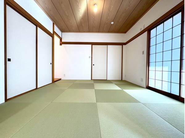 リビングから隣接するあると嬉しい和室スペース