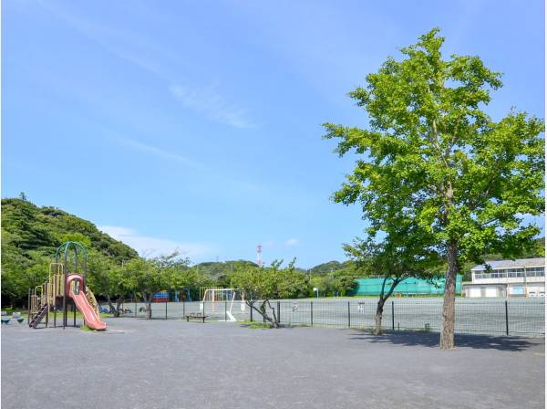 アザリエ学校前公園まで徒歩3分（約230m）