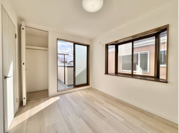 陽だまりが心地よい洋室。主寝室や子供部屋にも最適です。