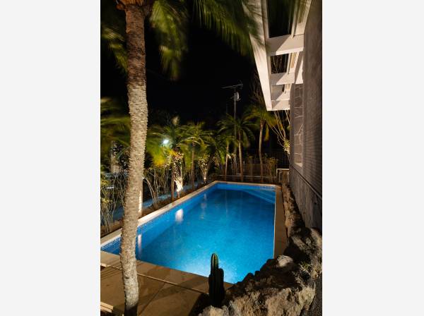 リゾート気分を感じるプライベートプールも完備