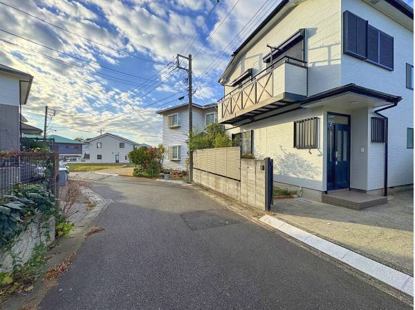 前面道路も十分なゆとりがあり、家の前からずいぶん先まで見渡せました。