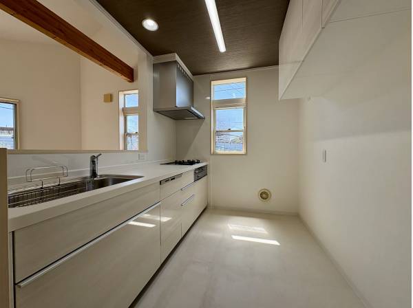 広く使えるキッチンスペース