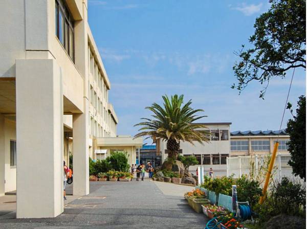 藤沢市立鵠南小学校まで徒歩9分(約700ｍ)