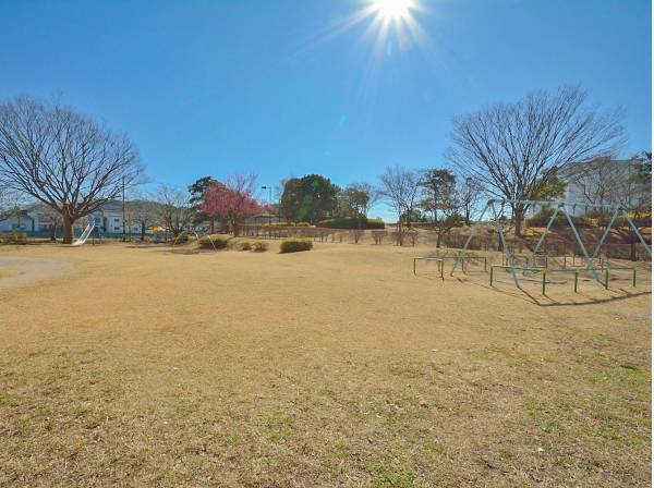 奥田公園まで徒歩1分（約160m）、子供と遊ぶのにちょうどよいです