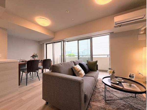 バルコニーから心地より光と潮風が入ってきます