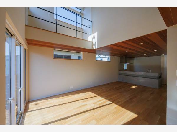 大きな窓から光が差し込むリビング。空間全体に広がる開放感を日常に。