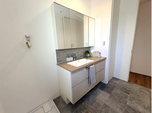 使いやすさとデザイン性を兼ね備えた、洗練された洗面空間