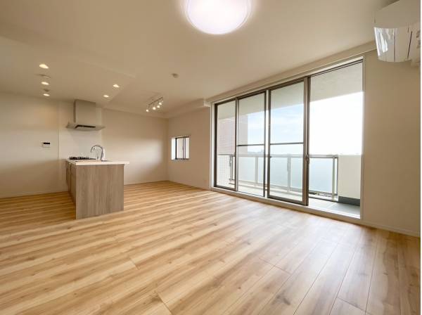 隣室と繋げて約24帖の広さに。景色と一体になる開放的なリビング。