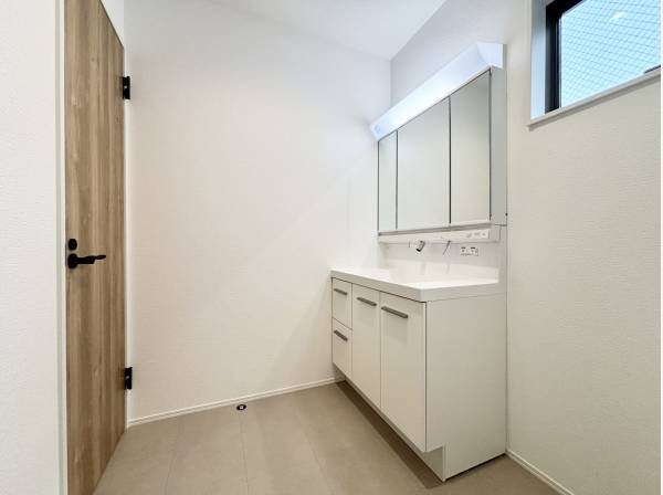 左のドアはトイレです