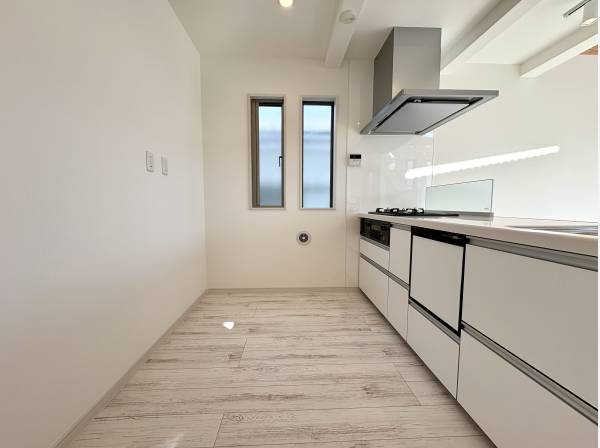 白いキッチンにも光が広がり家事の時間が心地よく進む空間