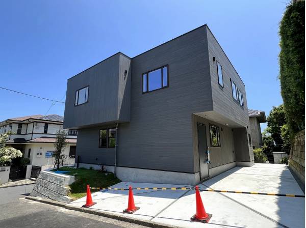 角地のため開放感のある立地！重厚感あふれる外観です