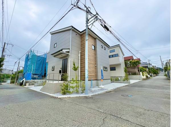 開放感あふれる角地が暮らしにゆとりを添えます。