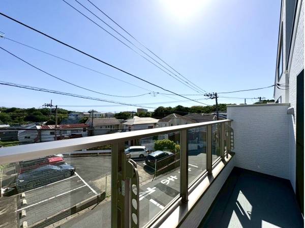 前面には建物がなく素晴らしい開放感