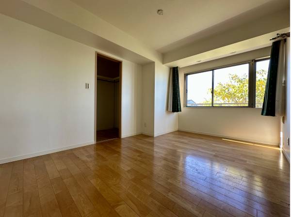 約8.5帖の主寝室/大型のWICも完備