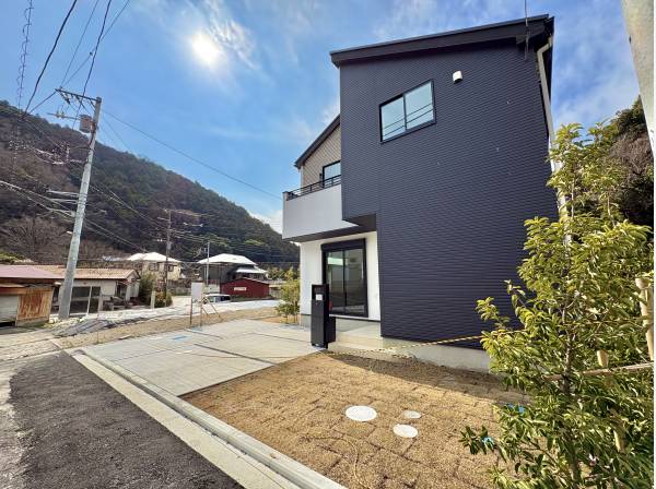 視線を南に向けると、葉山の自然が見せる、美しい山の稜線が望めます。