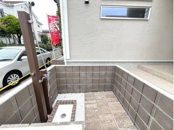 玄関横にはシャワーコーナーも♪