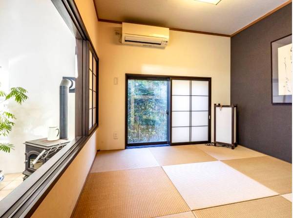 掘りごたつ付きのモダンな和室は目線を下げた落ち着ける場所