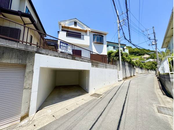 駐車スペースは愛車を守る地下車庫タイプ！