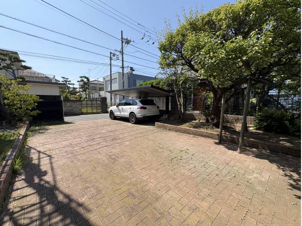 計４台はゆうに駐車できるようなスペースがあります