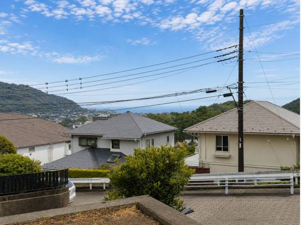 高台ならではの開放感。その先には青く煌めく海景を望みます。