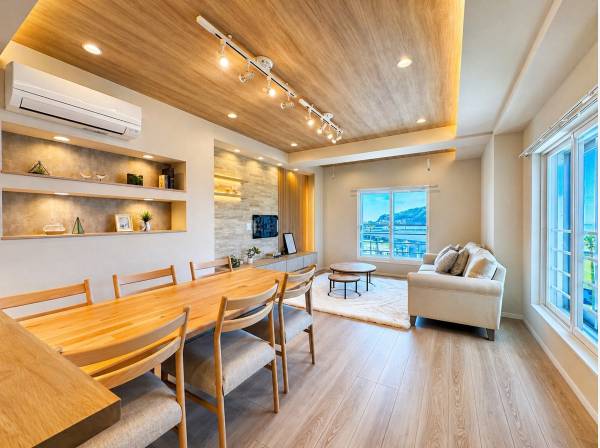 大きな窓の先に広がる景色、開放感あふれるリビング空間。