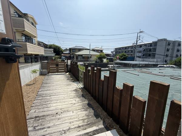玄関を開けるとこんな感じです♪