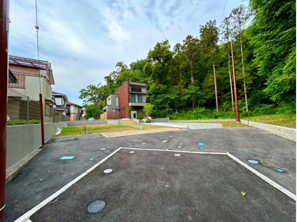 右側の土地でございます♪