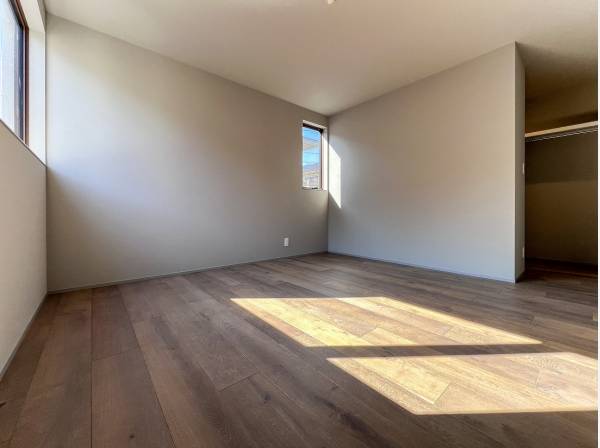 南に広く面した約8帖のマスターベッドルーム