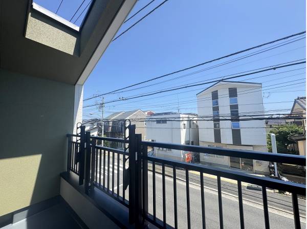 飲食店やカフェなどが立ち並ぶ鉄砲道沿いに佇むお家