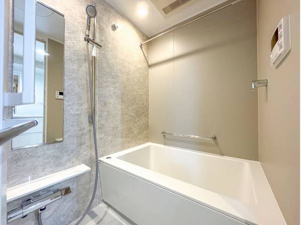 落ち着いたバスルームで1日の疲れをリフレッシュしてください