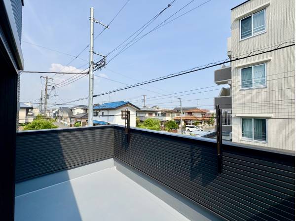 バルコニーはゆとりがあり日当たり良好