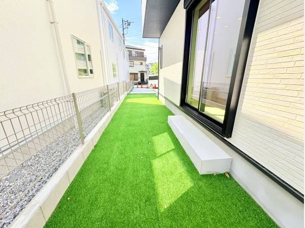 鮮やかな人工芝が嬉しいお庭スペース！ちょっとした遊び場にも