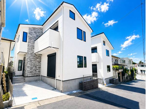 青空に映えるスタイリッシュな外観。落ち着いた街並みに調和する佇まい！