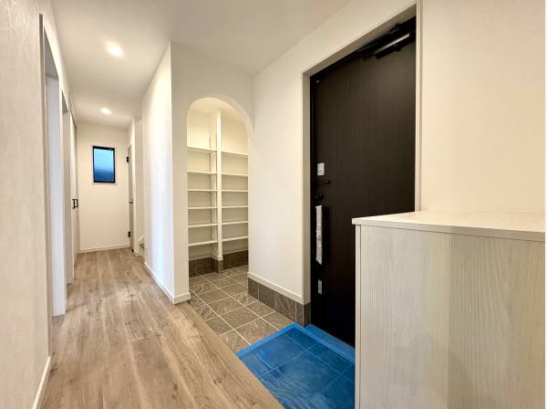 玄関もゆとりの広さでアーチ壁の先にシューズインクローゼット