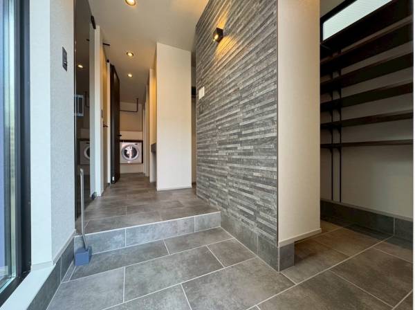 広い土間スペースの玄関