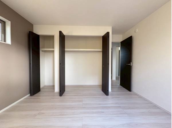 居室はブラックのアクセント扉が映える素敵な空間