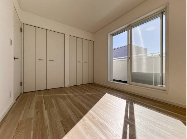 用途に合わせて使い分けできる2つのクローゼットで収納上手に