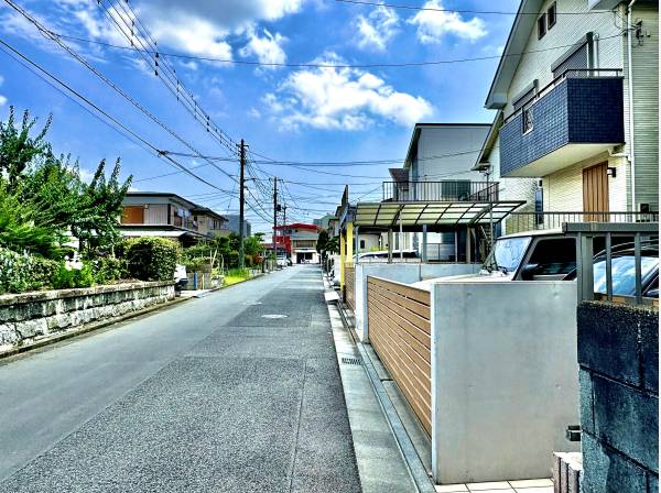 前面道路は6ｍ幅員でゆったりとしています