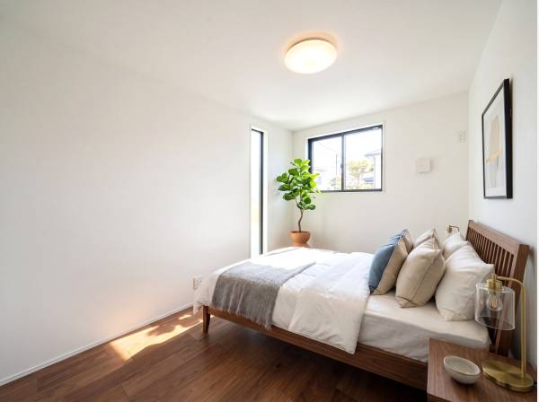お部屋にもしっかり陽が入ります。家具はAIによるイメージ