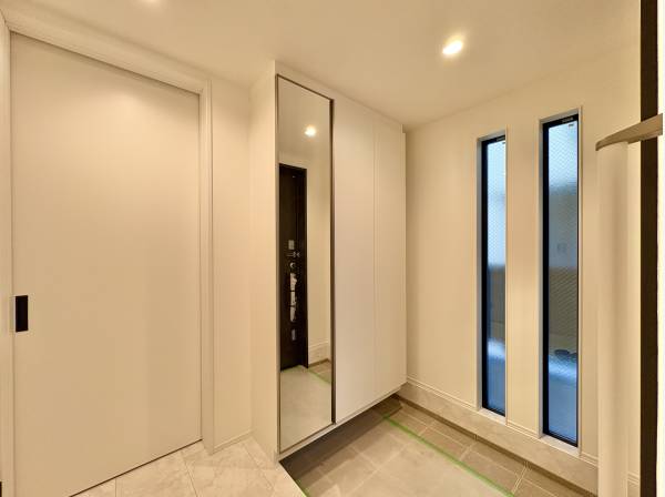 落ち着いた雰囲気のある玄関は、ご家族の帰りを暖かく迎えます。