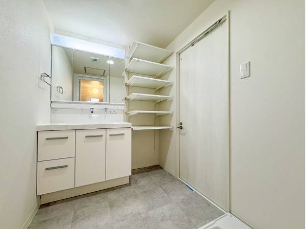 アメニティや日用品をスッキリ収納できそうな可動棚が嬉しい