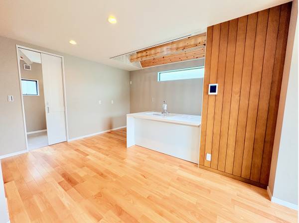 木の温もりあふれるLDK。見せ梁とウッドパネルが空間をお洒落に演出