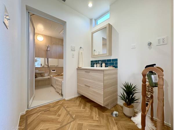 造作の洗面台備わる水回りスペース