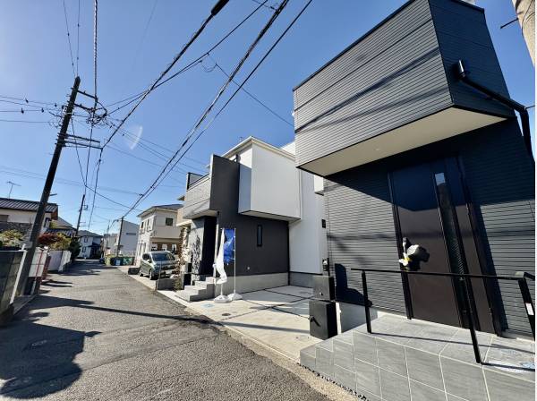 前面道路もゆとりある広さ