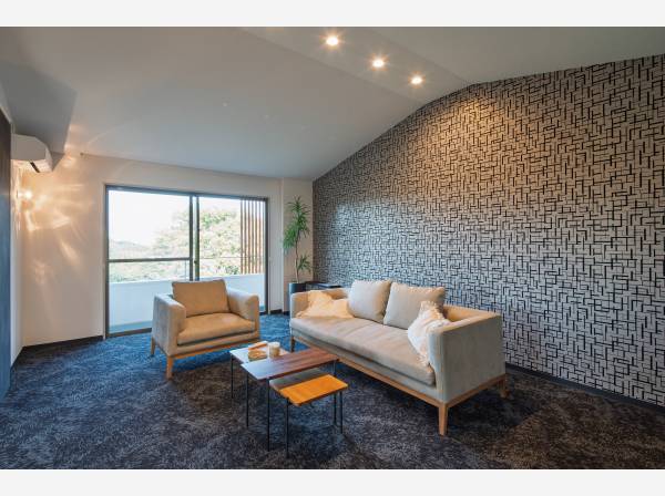 素敵にリノベーションされた居室/センス良い家具や装飾品はセットでの販売