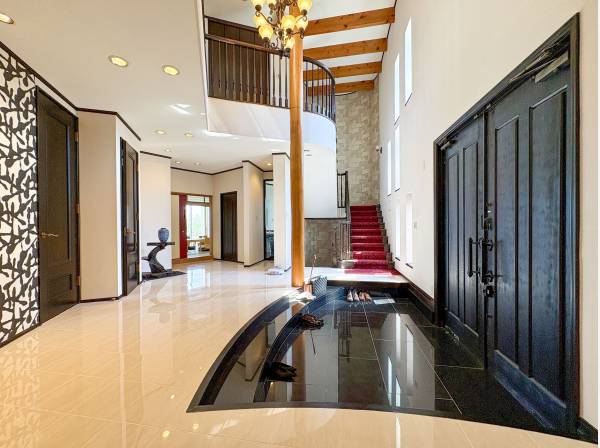 玄関ホールは約２０帖の広さ、吹き抜、階段室、床材は本石で構成されていま