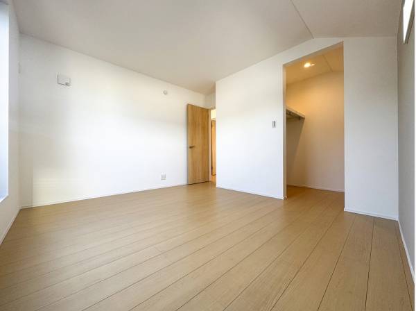 ウォークインクローゼットが完備された主寝室